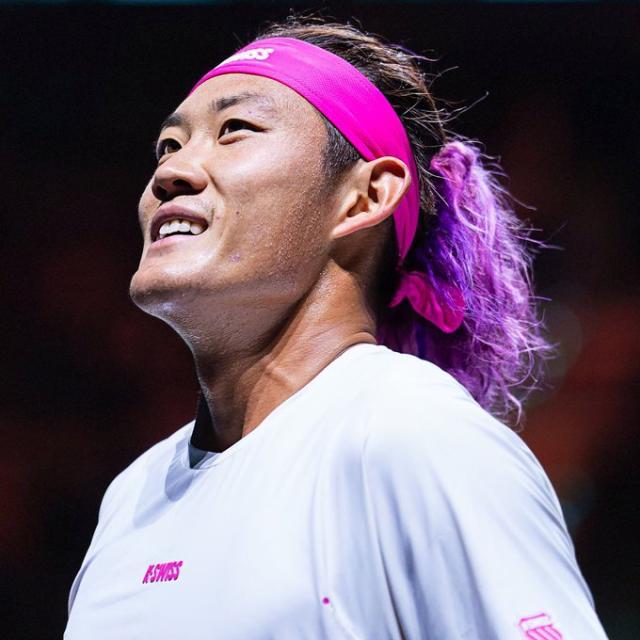 官网赛程查询-张奔斗：紫发张之臻，马赛站紫气东来