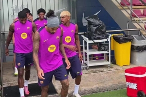 笑容灿烂！巴萨官方社媒晒拉什福德踏上训练场视频