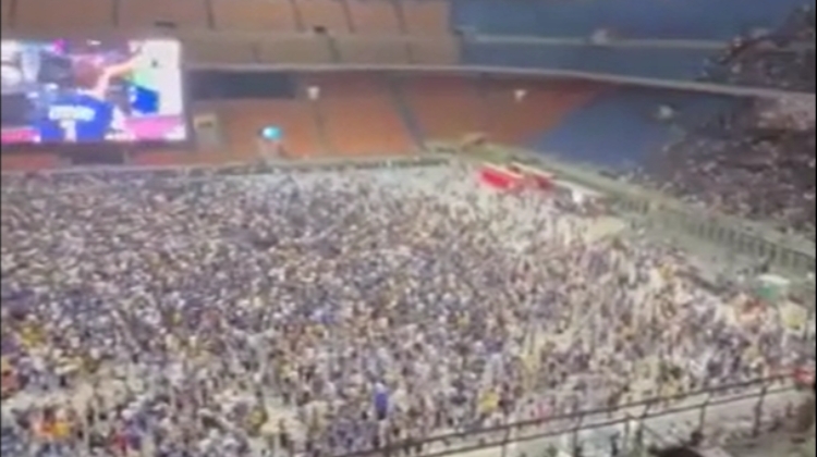 总决赛直播-被打爆了米体晒视频：国米0-4后，在梅阿查看决赛的球迷退场