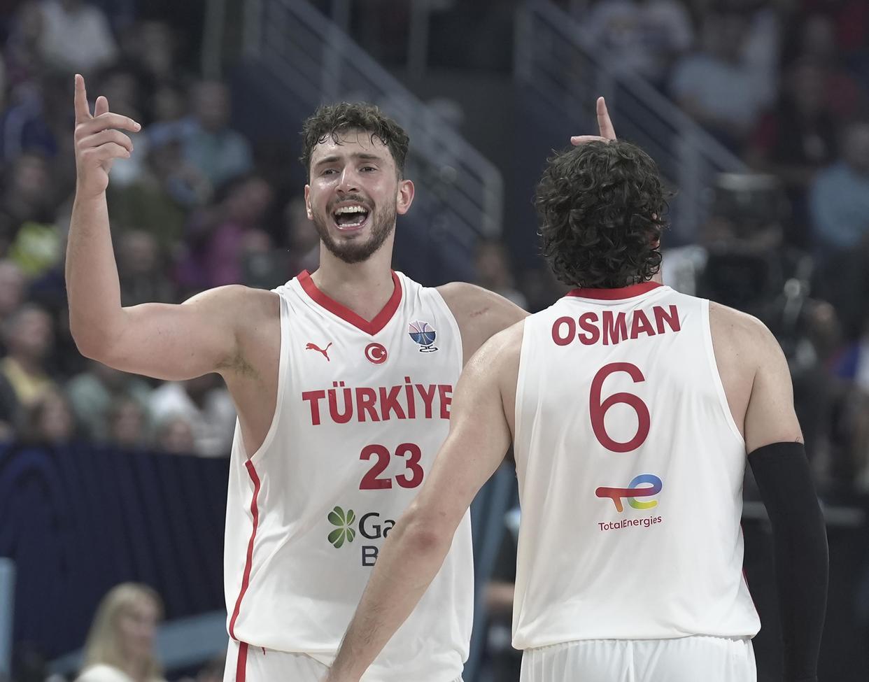 总决赛直播-挥汗如雨!火箭队晒全新训练照:谢泼德眼神专注,阿门缠斗范乔丹