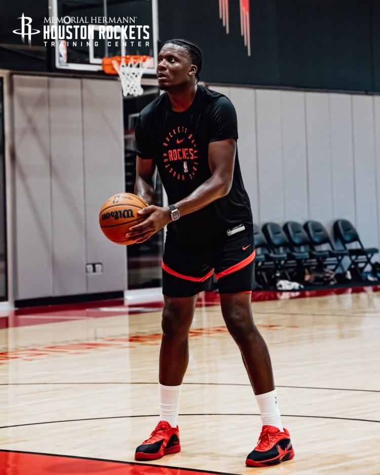 总决赛直播-挥汗如雨!火箭队晒全新训练照:谢泼德眼神专注,阿门缠斗范乔丹