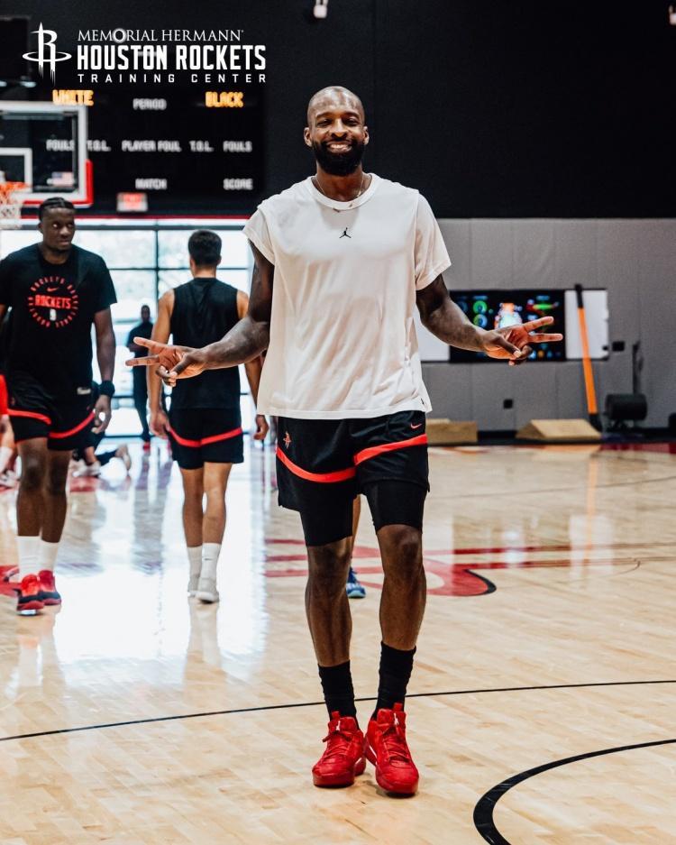 总决赛直播-挥汗如雨!火箭队晒全新训练照:谢泼德眼神专注,阿门缠斗范乔丹