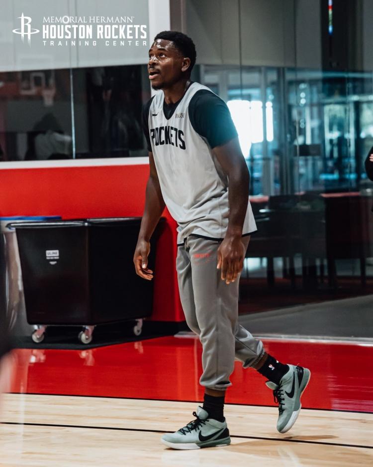 总决赛直播-挥汗如雨!火箭队晒全新训练照:谢泼德眼神专注,阿门缠斗范乔丹