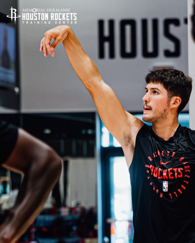 总决赛直播-挥汗如雨!火箭队晒全新训练照:谢泼德眼神专注,阿门缠斗范乔丹