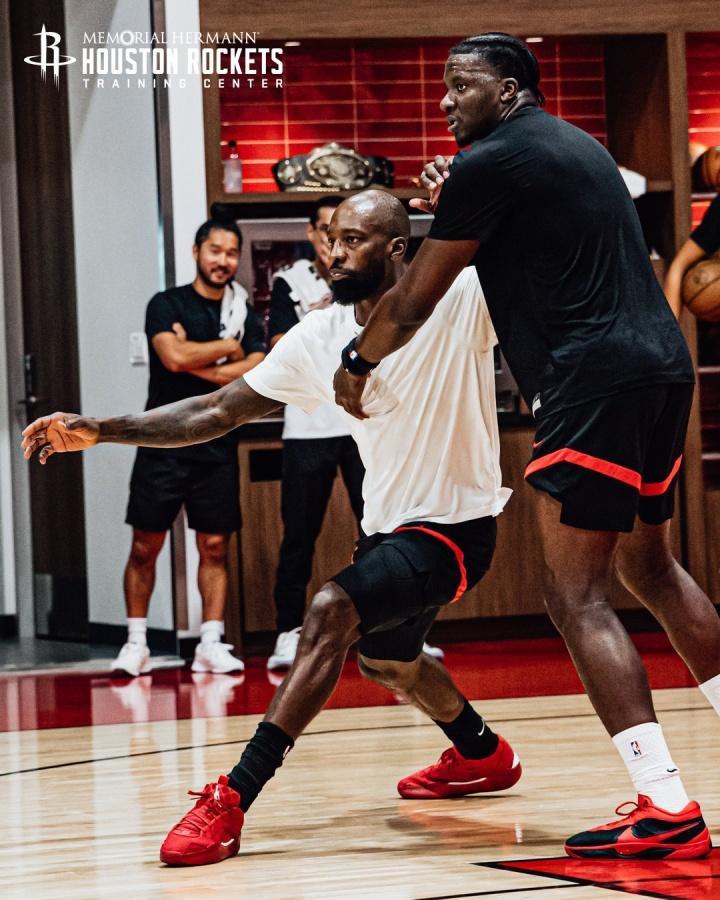 总决赛直播-挥汗如雨!火箭队晒全新训练照:谢泼德眼神专注,阿门缠斗范乔丹