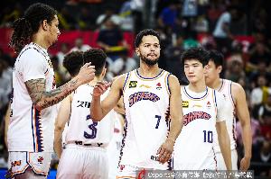 总决赛直播-被缠得很难受!哈维半场9中4拿到13分2断 罚球6中3&出现3失误