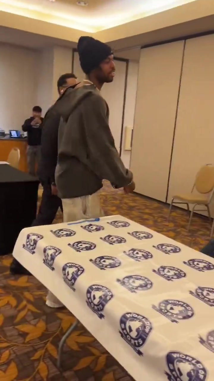 英雄联盟全球总决赛官网平台-这该死的羁绊！球迷反穿巴特勒球衣要签名 希尔德一脸羞涩爆粗口