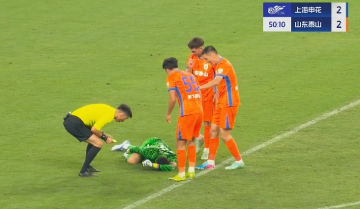 比赛第51分钟，王大雷开球时遭蒋圣龙犯规，蒋圣龙吃到黄牌