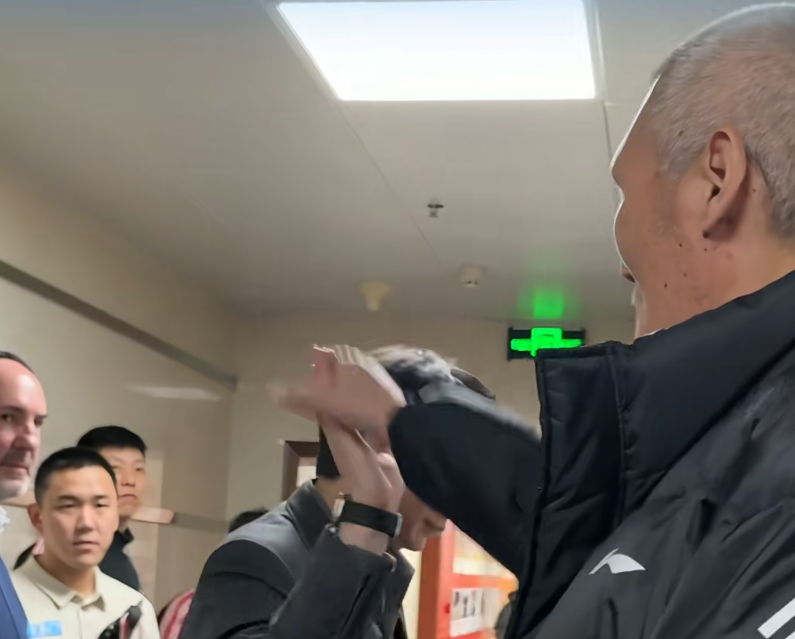 胜宁波队内复盘！邱彪点王证，与纪民尚直指团队，2人激情击掌！