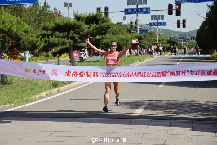 英雄联盟全球总决赛官网平台-赵娜15分27秒夺济南粉红公益跑冠军，称赛道如训练课|山东队|济南市|比赛|马拉松|绿植_新浪体育_新浪新闻
